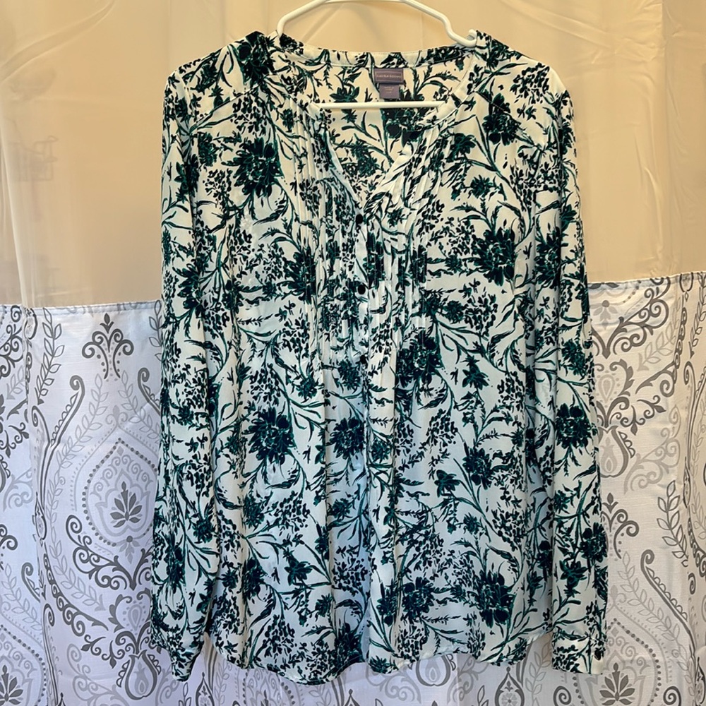 Laura Scott women’s size large long sleeve V-neck button up top,